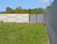 Montáž betonového plotu a stínící tkaniny – Chotíkov Montáž betonového plotu a stínící tkaniny – Chotíkov